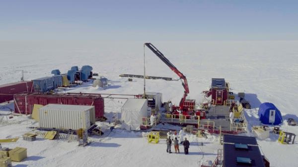 南极西部冰原向内陆撤退，自上个冰期以来重新推进